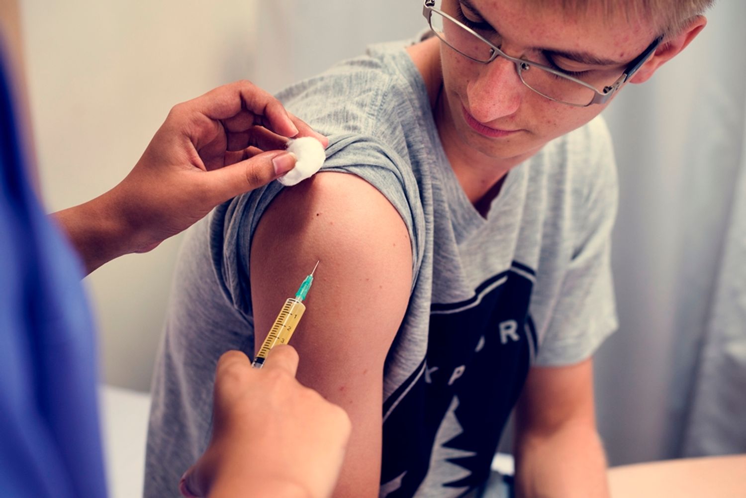 vaccination jeune garçon vaccin piqure seringue_25 11 21_rawpixel